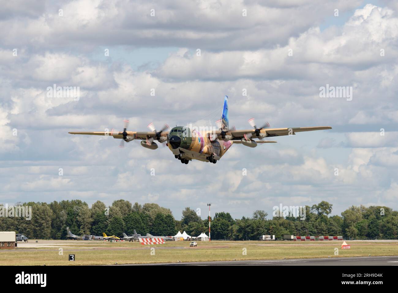 L'avion de soutien des Royal Jordanian Falcons, un Lockheed C-130 Hercules affichant de superbes dessins de queue, quitte la RAF Fairford dans le sud de l'Angleterre Banque D'Images