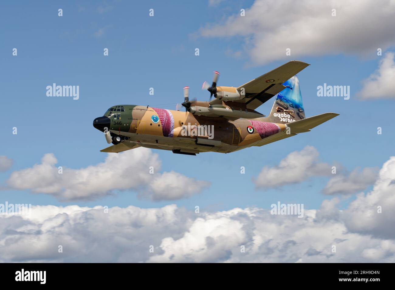 L'avion de soutien des Royal Jordanian Falcons, un Lockheed C-130 Hercules affichant de superbes dessins de queue, quitte la RAF Fairford dans le sud de l'Angleterre Banque D'Images