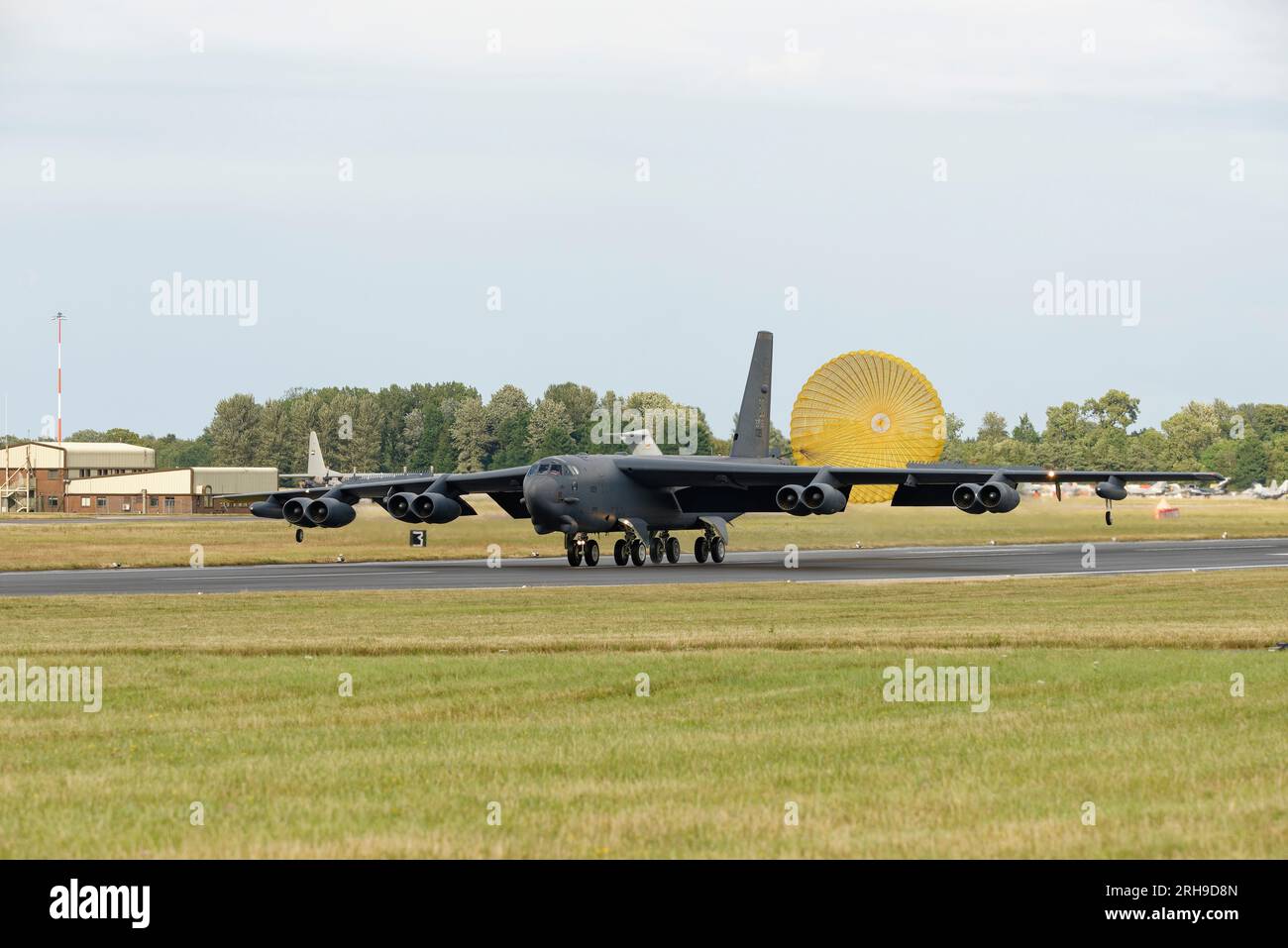 Le Boeing B-52 Stratofortress du 93rd Bomb Squadron Barksdale Air Force base Louisiana atterrit après avoir été exposé au Royal International Air Tattoo Banque D'Images
