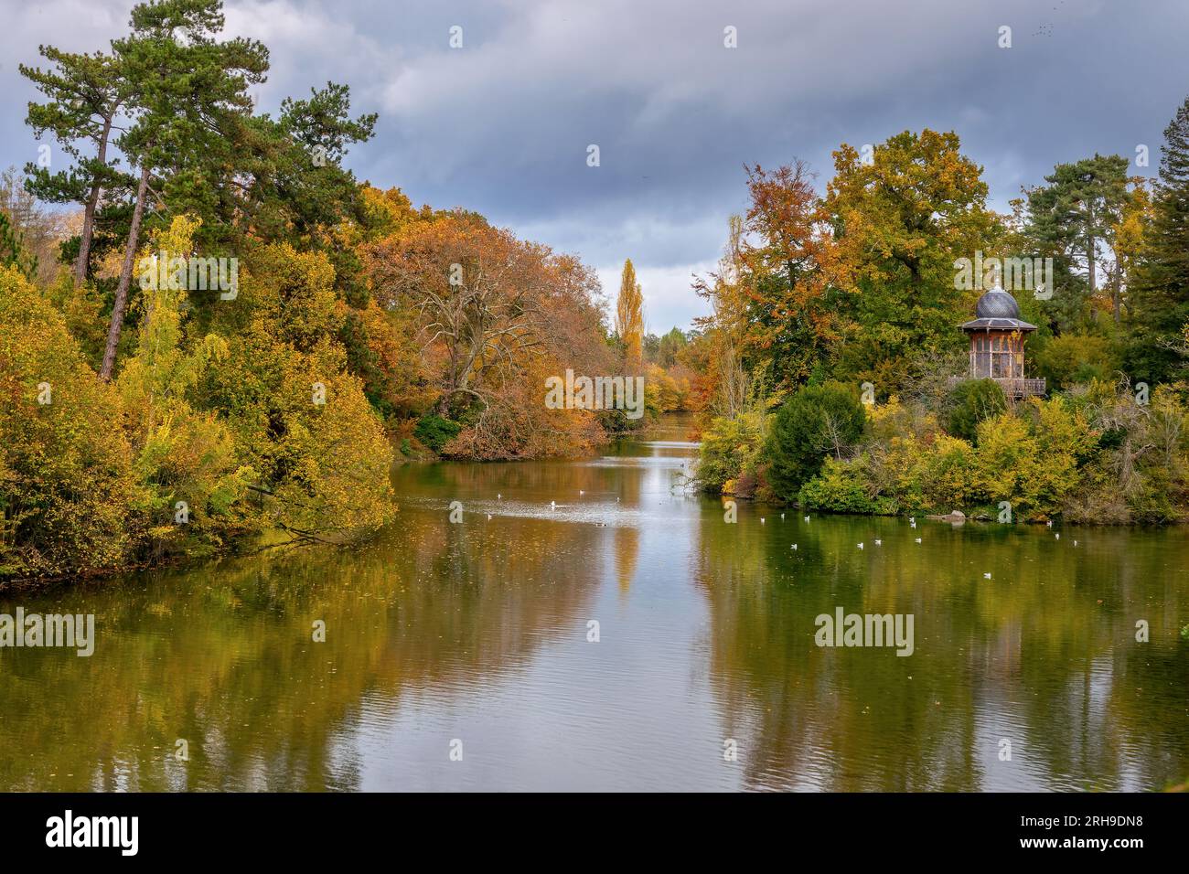Lac pittoresque dans le Bois de Boulogne, Paris France, en automne Banque D'Images