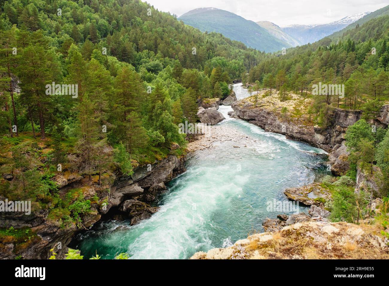 Rapides d'eau vive à travers les chutes de la rivière Rauma dans la vallée de Romsdal. Andalsnes, Møre og Romsdal, Norvège, Scandinavie, Europe Banque D'Images