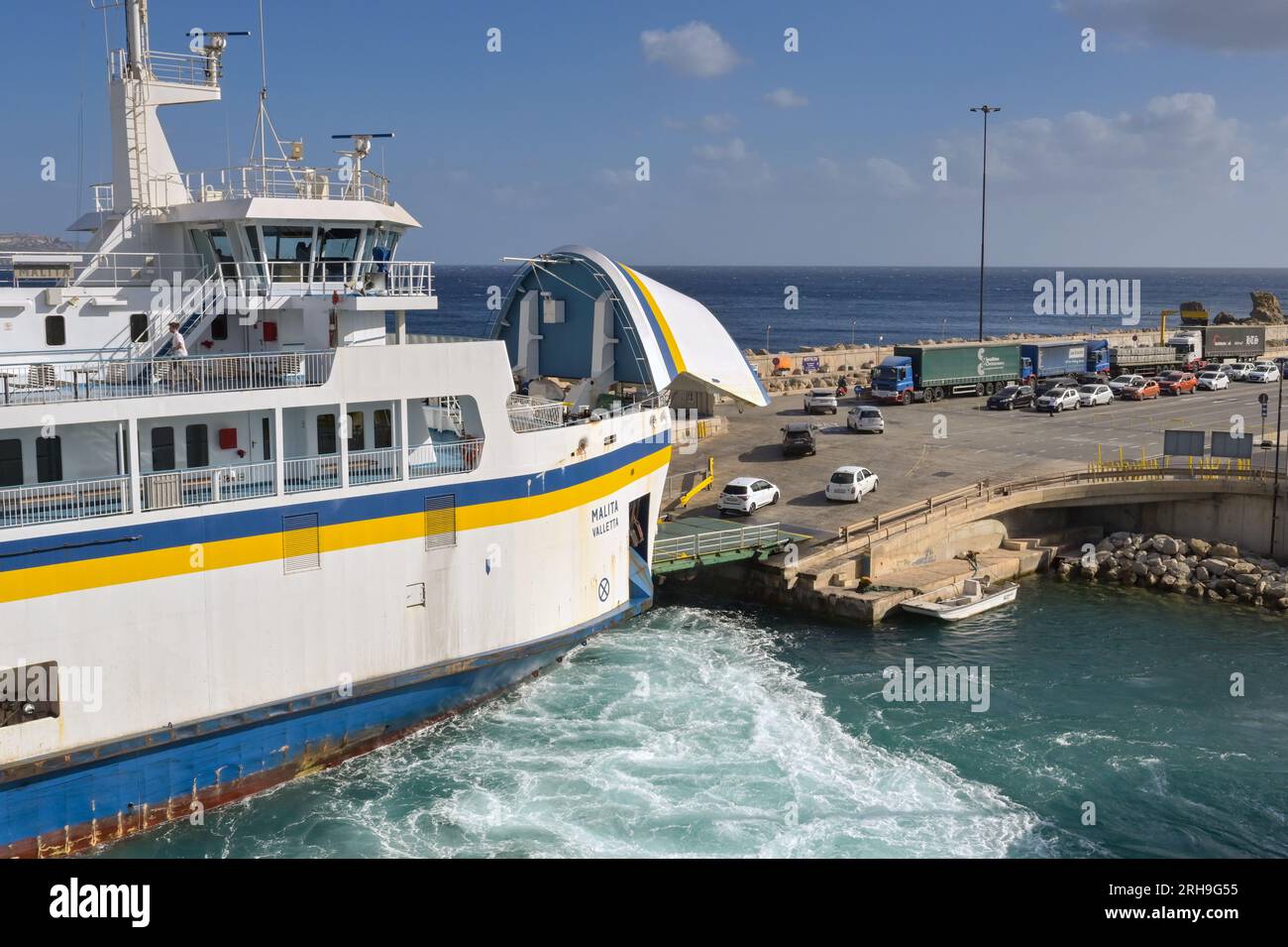 Gozo, Malte - 5 août 2023 : ferry avec portes d'étrave levées amarré dans le port de Mgarr sur l'île de Gozo. Le ferry est exploité par Gozo Channel Line. Banque D'Images