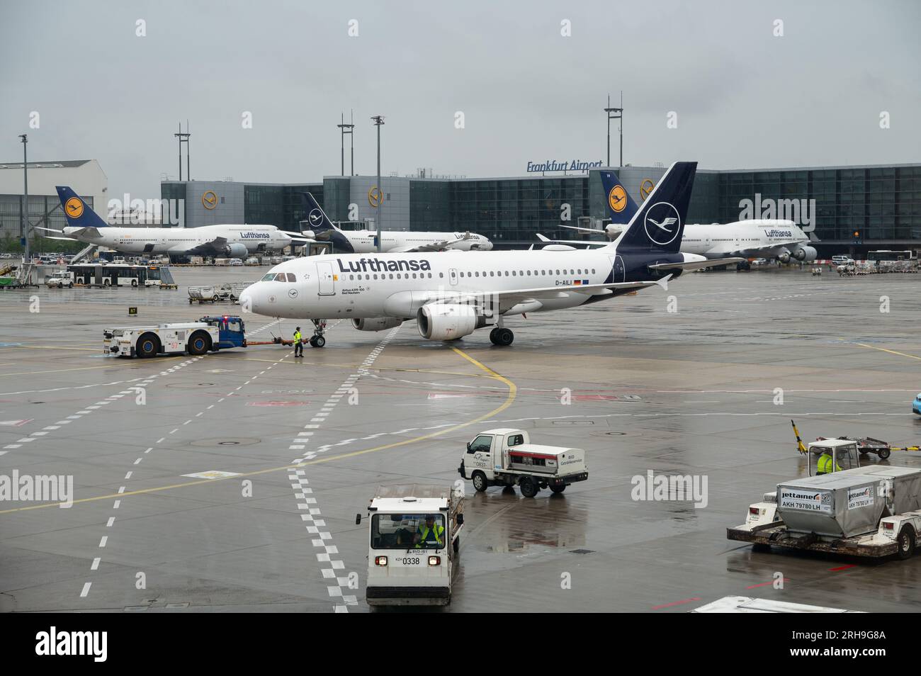 04.08.2023, Francfort, Hesse, Allemagne, Europe - Un avion de passagers Airbus A319-100 de Lufthansa lors d'un refoulement à l'aéroport de Francfort FRA. Banque D'Images