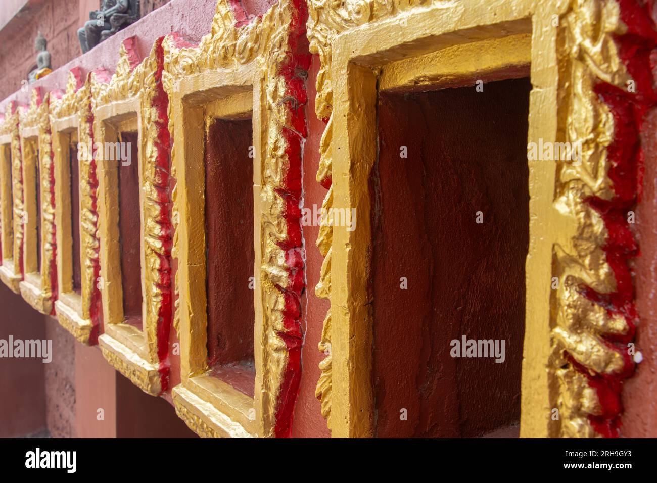 Niches décoratives dans le mur d'un temple bouddhiste destinées à des récipients contenant les cendres du défunt, Thaïlande Banque D'Images