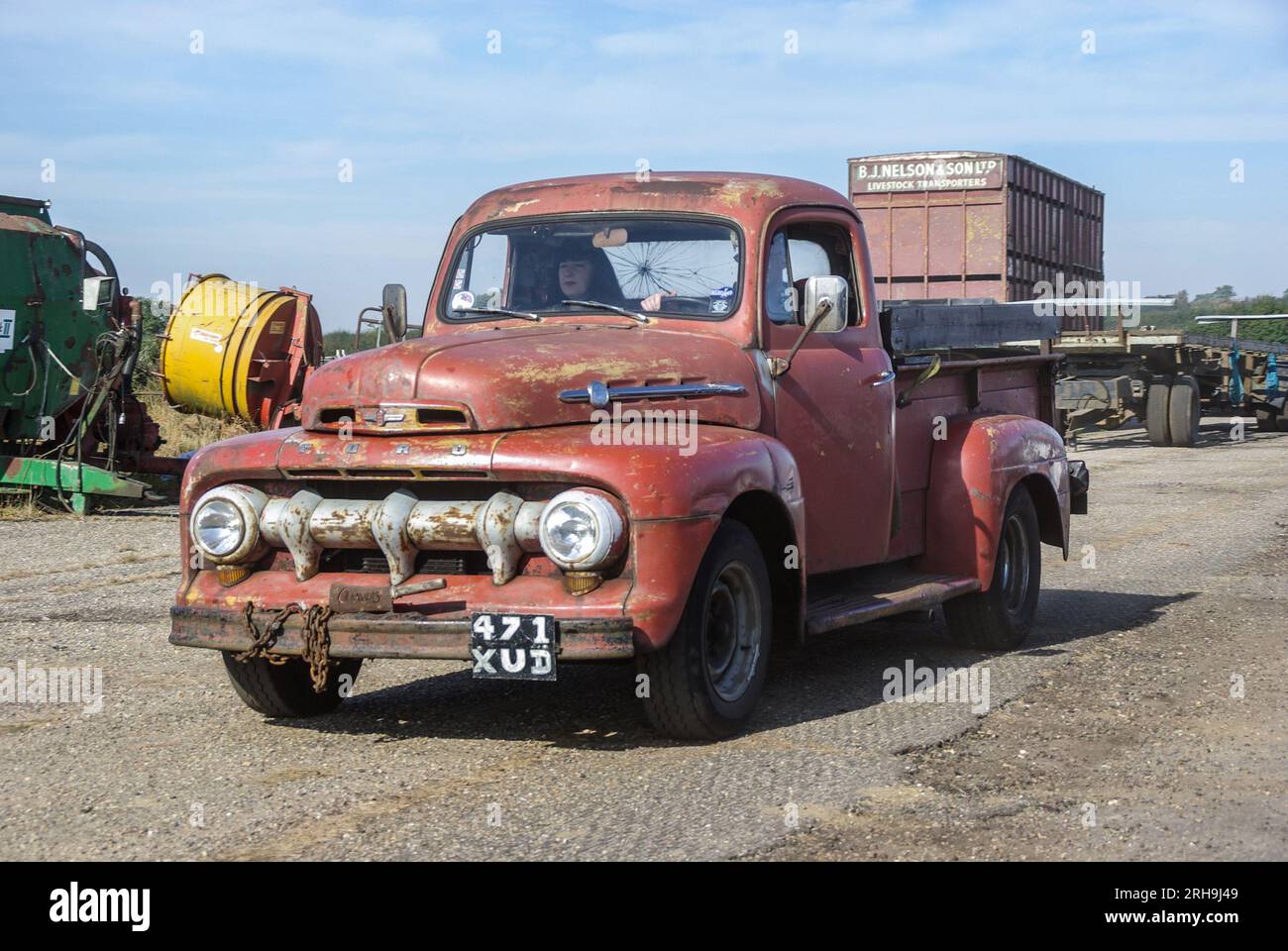 Camionnette Ford 1951 lors d'un événement Wings & Wheels à l'aérodrome rural de Shipdham, anciennement RAF Shipdham de la Seconde Guerre mondiale, à Norfolk, au Royaume-Uni. Ferme agricole Banque D'Images