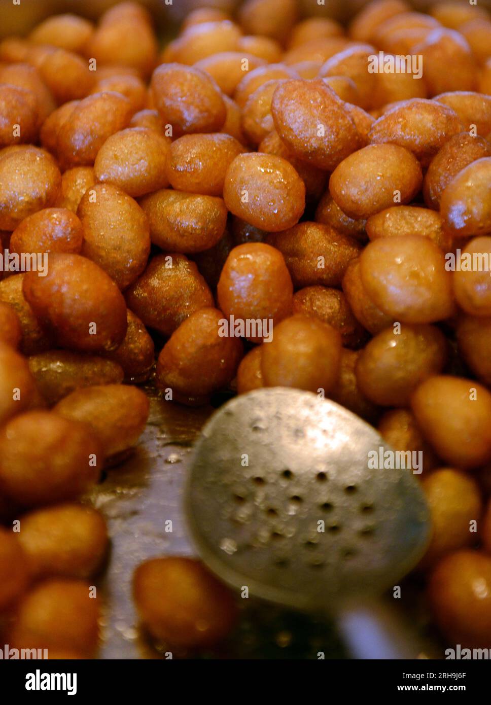 Lumet il Dja, autrement connu comme Awwameh est essentiellement bouffées de pâte qui sont frits, égouttées puis trempés dans du sirop de sucre. Banque D'Images