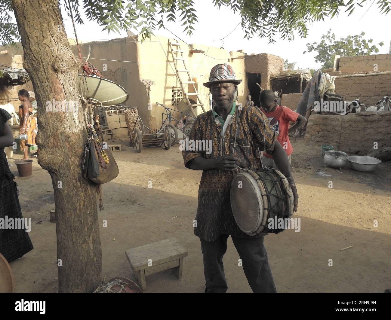 portrait africain. Les hommes tribaux d'un village africain avec leurs vêtements traditionnels Banque D'Images