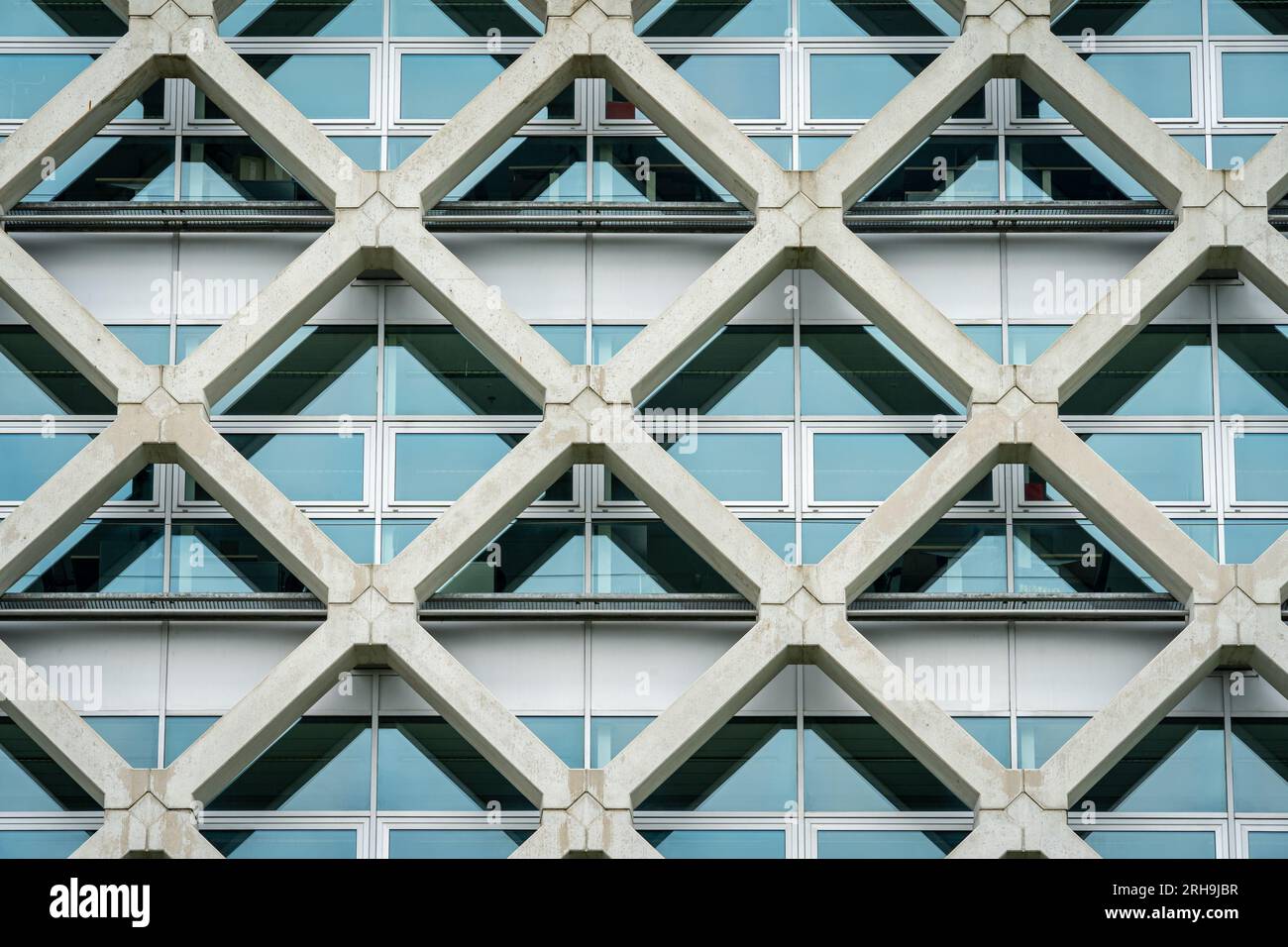 Wageningen, pays-Bas, 11.08.2023, extérieur futuriste du bâtiment Atlas avec motif nid d'abeille, partie de l'Université de Wageningen et resea Banque D'Images