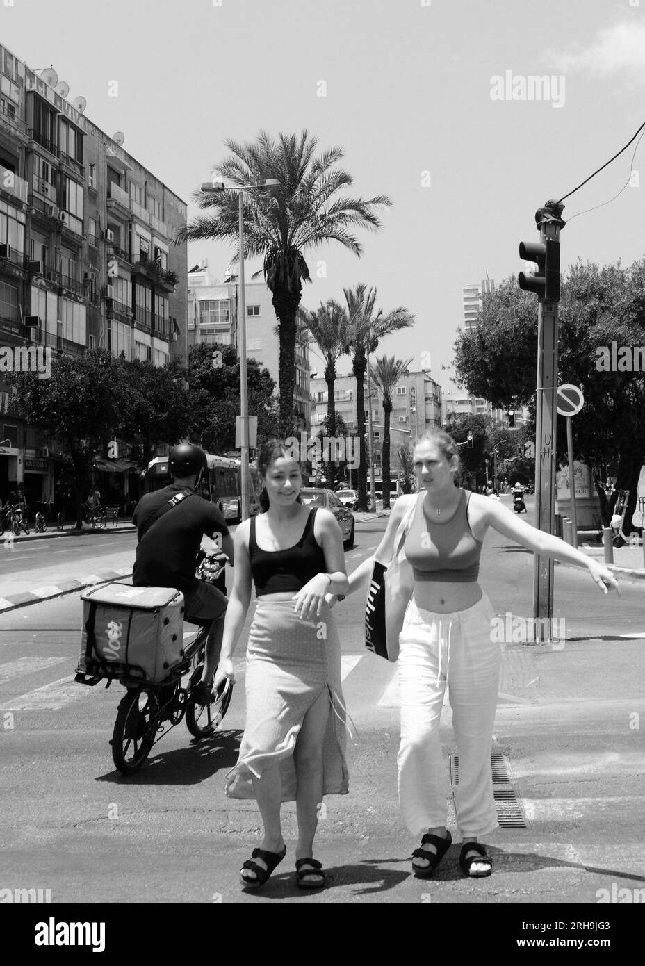 Piétons traversant Ibn Gabirol St près de la place Rabin dans le centre de tel-Aviv, Israël. Banque D'Images