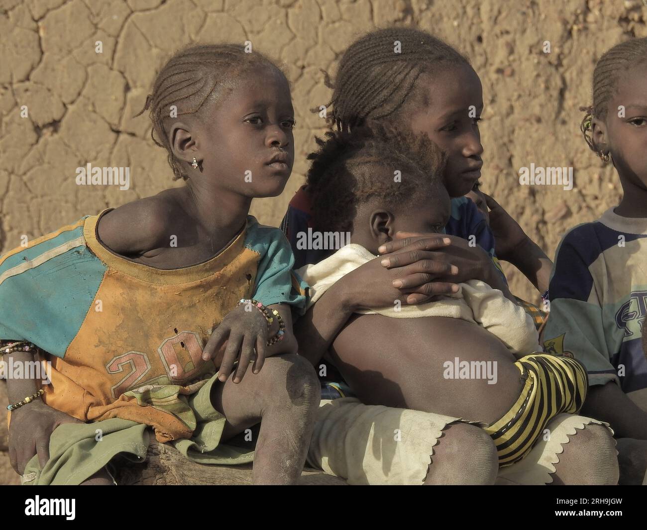 maman africaine portant son enfant sur le dos. Montrer la belle maternité des Africains. les mères portant leurs enfants. Banque D'Images