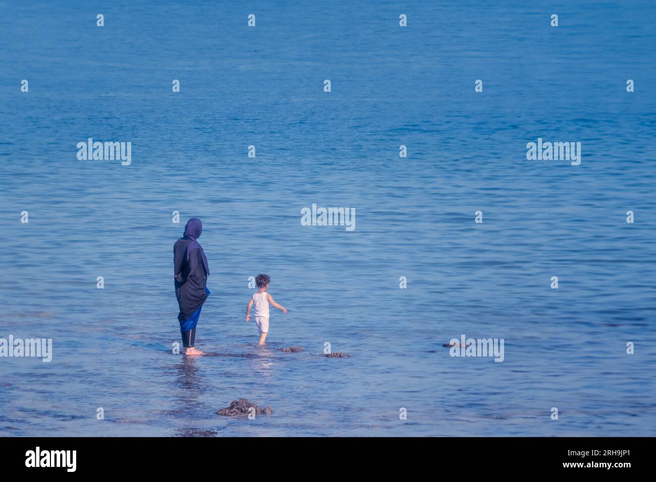 L'amour d'une mère nourrit la soif de vagabondage dans son jeune fils, alors qu'il aspire à explorer le monde sous son regard attentif et tendre. Banque D'Images