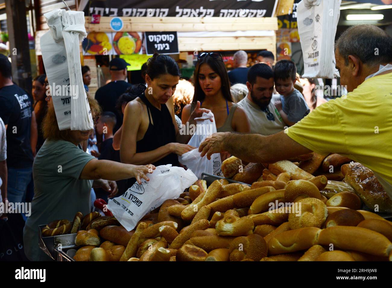 Une femme achète Challah au marché du Carmel à tel-Aviv, Israël. Banque D'Images