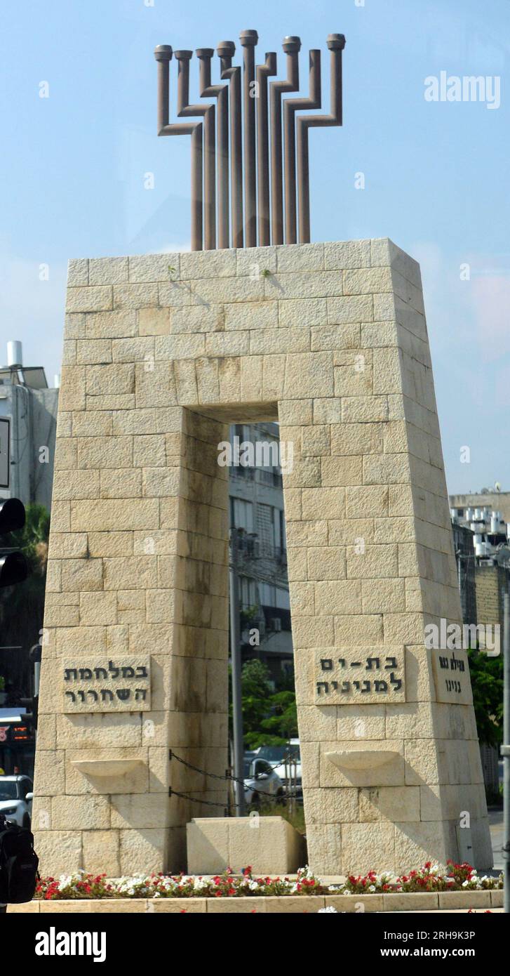 Monument aux morts sur la place des défenseurs à Bat Yam, Israël. Banque D'Images