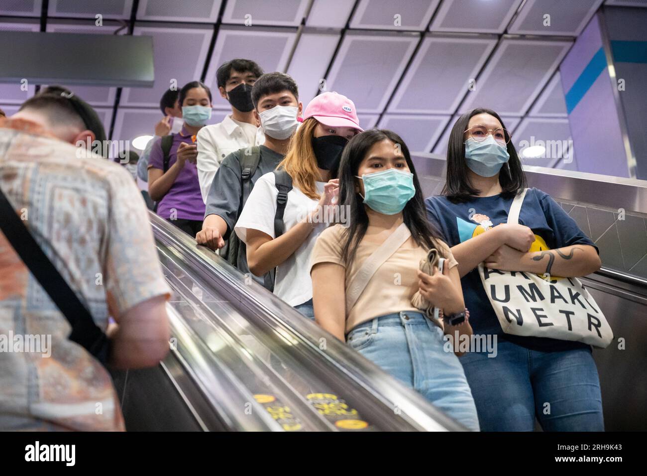 Les navetteurs du système de transport en commun de Kuala Lumpur portent des masques contre le COVID et les maladies d’origine aérienne Banque D'Images
