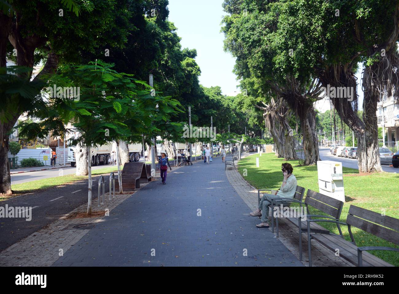 Le magnifique parc le long du boulevard HaAtsmaut à Bat Yam, Israël. Banque D'Images