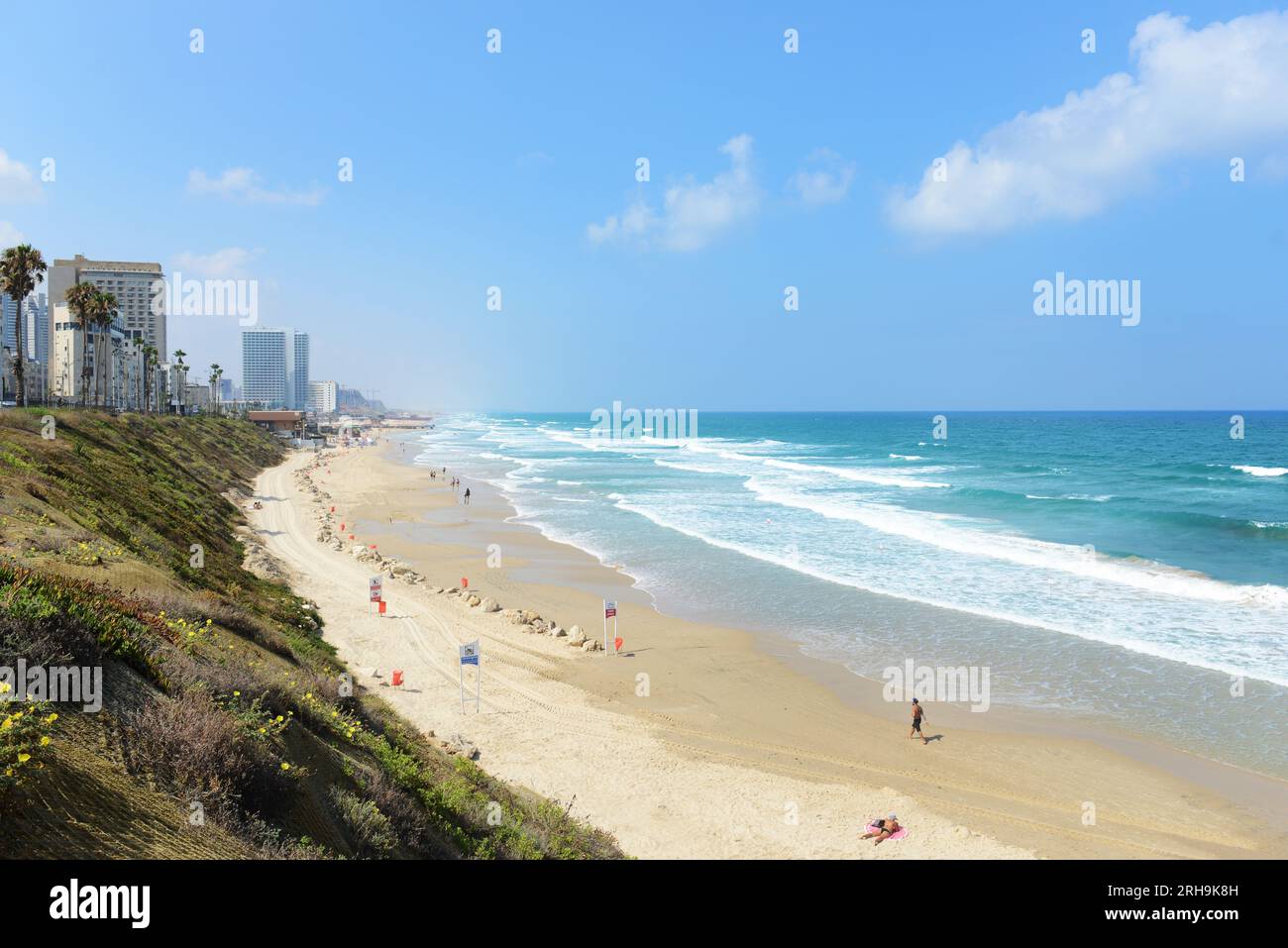 La belle plage de Bat Yam, Israël. Banque D'Images