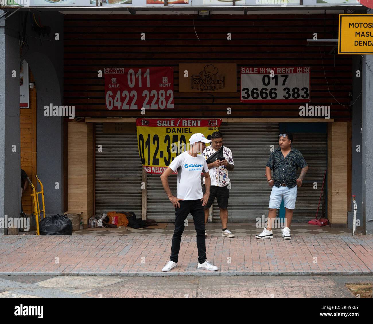 Les travailleurs migrants socialisent et envoient de l'argent chez eux, Kuala Lumpur , Malaisie Banque D'Images