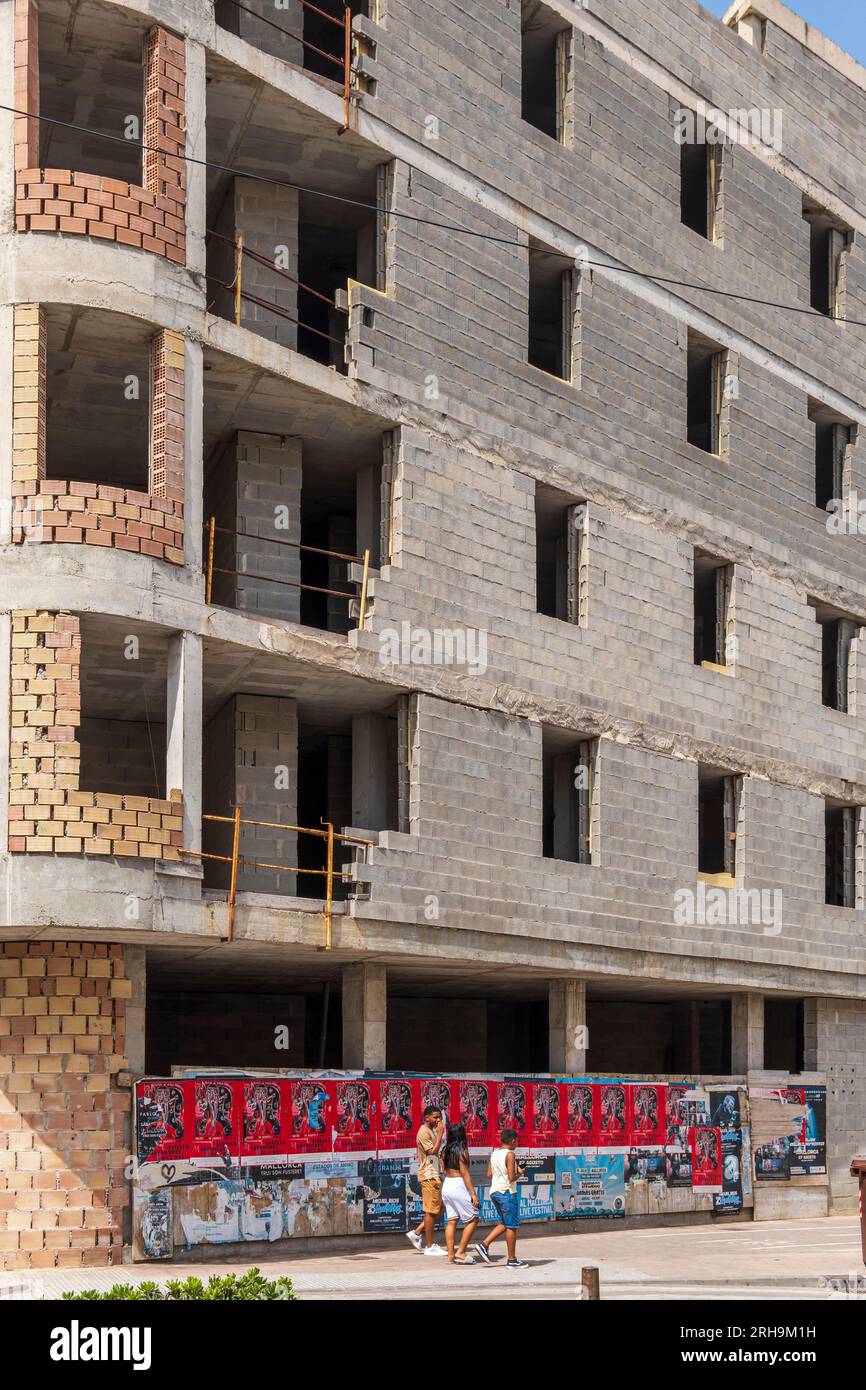 Manacor, Espagne ; juillet 21 2023 : bâtiment en construction dans un état d'abandon. Image conceptuelle de la crise immobilière en Espagne Banque D'Images