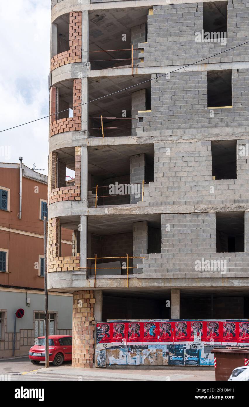 Manacor, Espagne ; juillet 21 2023 : bâtiment en construction dans un état d'abandon. Image conceptuelle de la crise immobilière en Espagne Banque D'Images