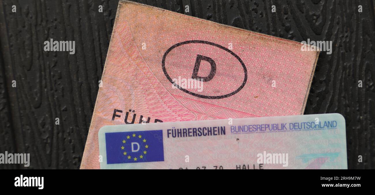 Un ancien et nouveau permis de conduire allemand avec l'inscription 'Führerschein' et une clé de voiture Banque D'Images