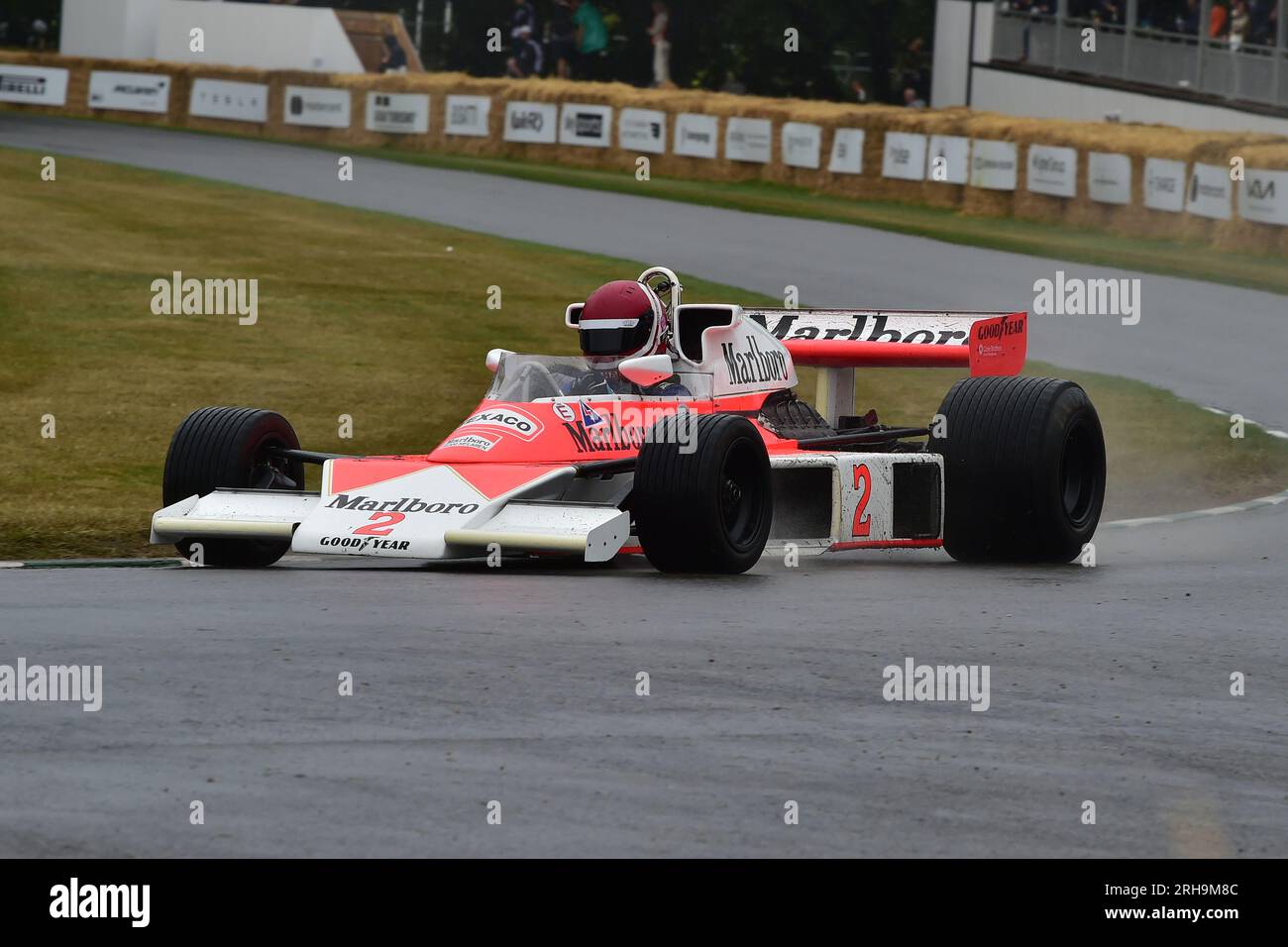 Lukas Halusa, McLaren-Cosworth M23, 60 ans de McLaren Racing, une sélection de voitures de course de l'écurie McLaren, couvrant une large panoplie de chats Banque D'Images