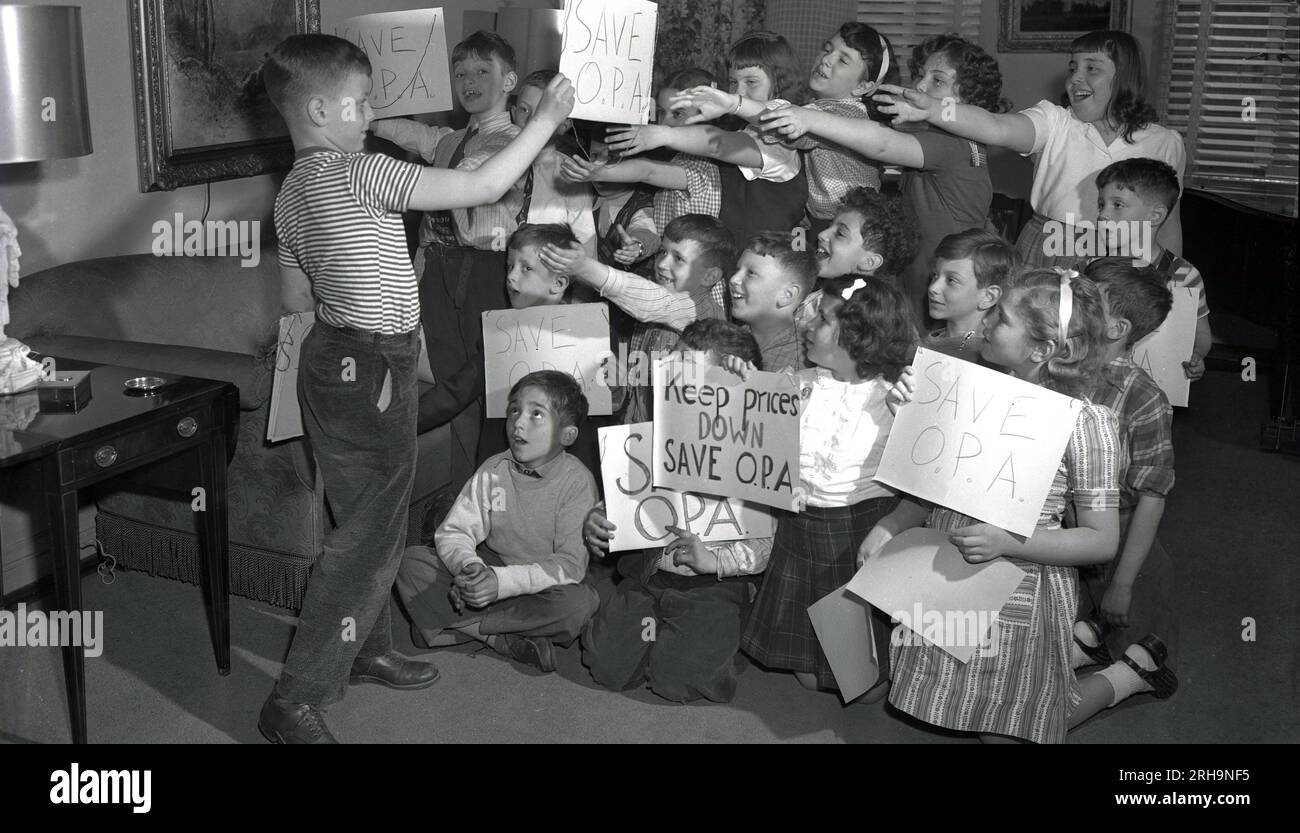 1946, historique, les enfants du Challenger Club à New York se réunissent avec des pancartes....'Keep price down'..Save O.P. A, New York, New York City, USA. Banque D'Images