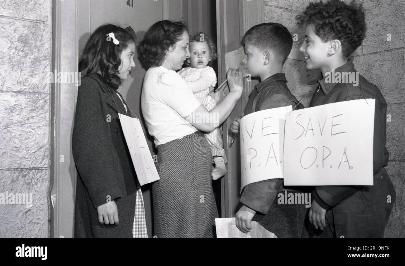 1946, historique, challeger Club Kids... trois enfants à la porte d'une propriété, une mère tenant son enfant en bas âge signe un? Soutien à l'O.P. A, New York, USA. Banque D'Images