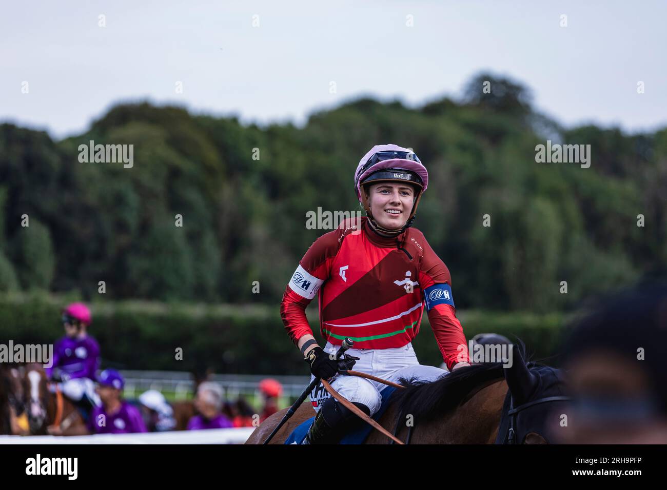 Jockey De Femme Avec Son Cheval | Photo Premium