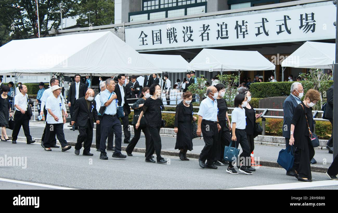 Tokyo, Japon. 15 août 2023. Les familles endeuillées des morts à la guerre sont vues arriver avant le service commémoratif pour les morts à la guerre de la Seconde Guerre mondiale marquant le 78e anniversaire au Nippon Budokan à Tokyo, Japon, le mardi 15 août 2023. Photo de Keizo Mori/UPI crédit : UPI/Alamy Live News Banque D'Images