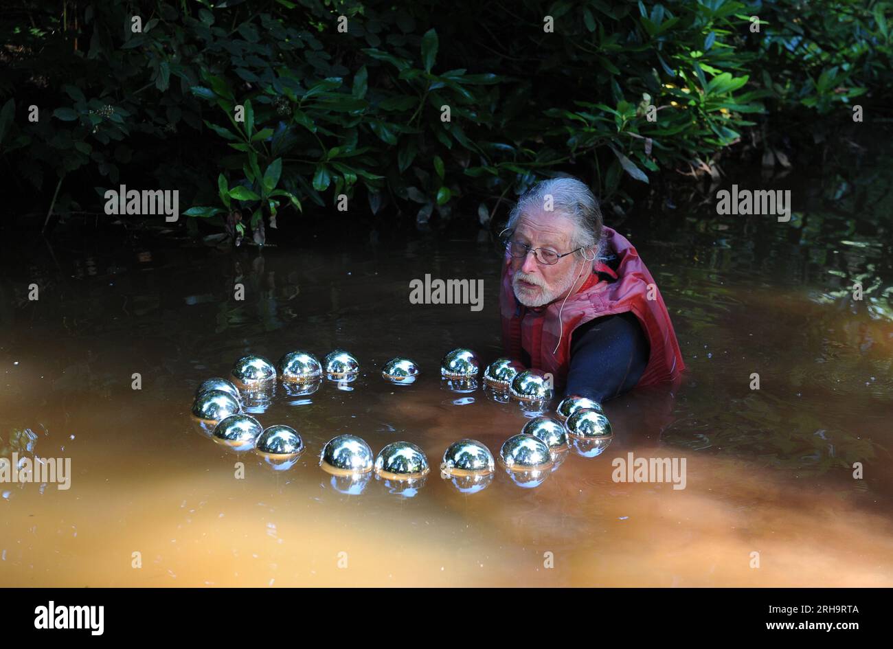 Verre à flot Sculpture exposition 2012 à Bodenham Arboretum près de Kidderminster. Keith Brocklehurst, artiste verrier de Stourbridge, installe sa verrerie sur le lac. Banque D'Images