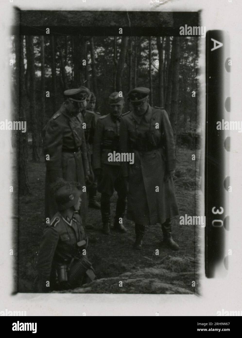 Photographe SS, Hofstäter (1943) Himmler observe l'entraînement au tir d'assaut et aux fourmis-chars. Banque D'Images