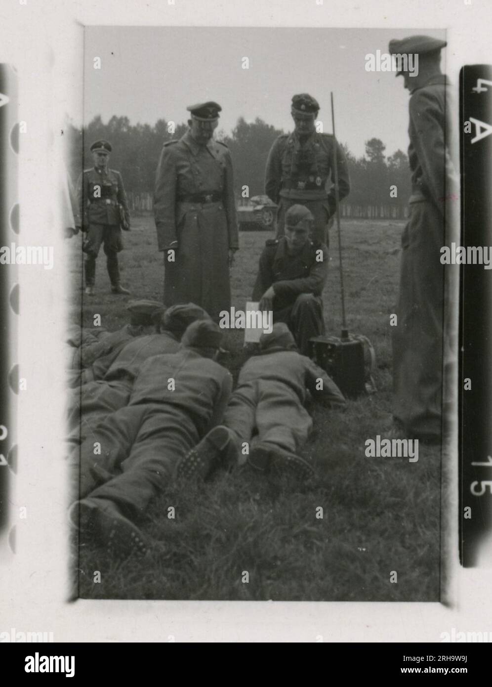 Photographe SS, Hofstäter (1943) Himmler observe l'entraînement au tir d'assaut et aux fourmis-chars. Banque D'Images