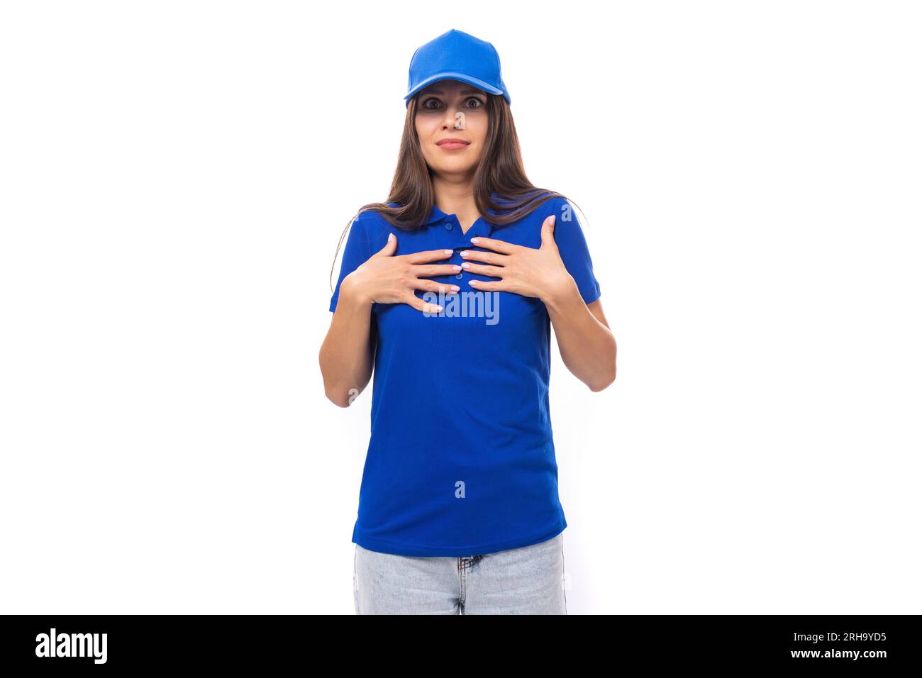 charmante jeune femme brunette caucasienne en t shirt uniforme et casquette avec espace pour l impression de marque Photo Stock Alamy