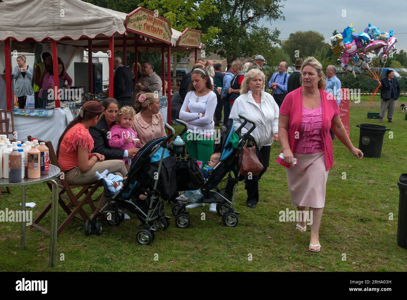 Femmes gitanes, grands-mères mères et bébés dans des landaus. Stands de thé. Barnet Gypsy Horse Fair Hertfordshire Royaume-Uni. années 2010 2011. HOMER SYKES Banque D'Images