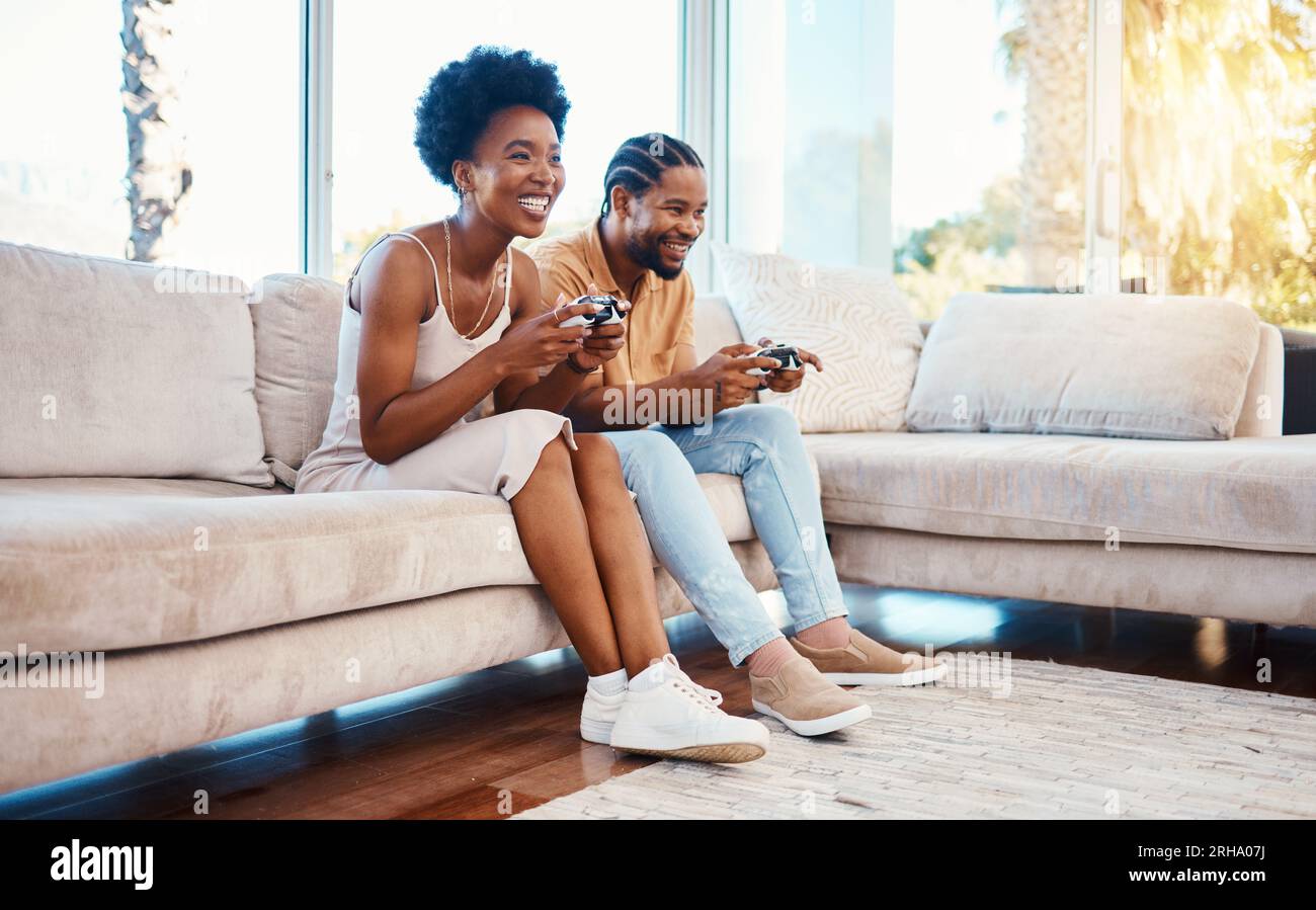 Gamer, drôle et un couple noir sur un canapé dans le salon de leur maison ensemble pour le