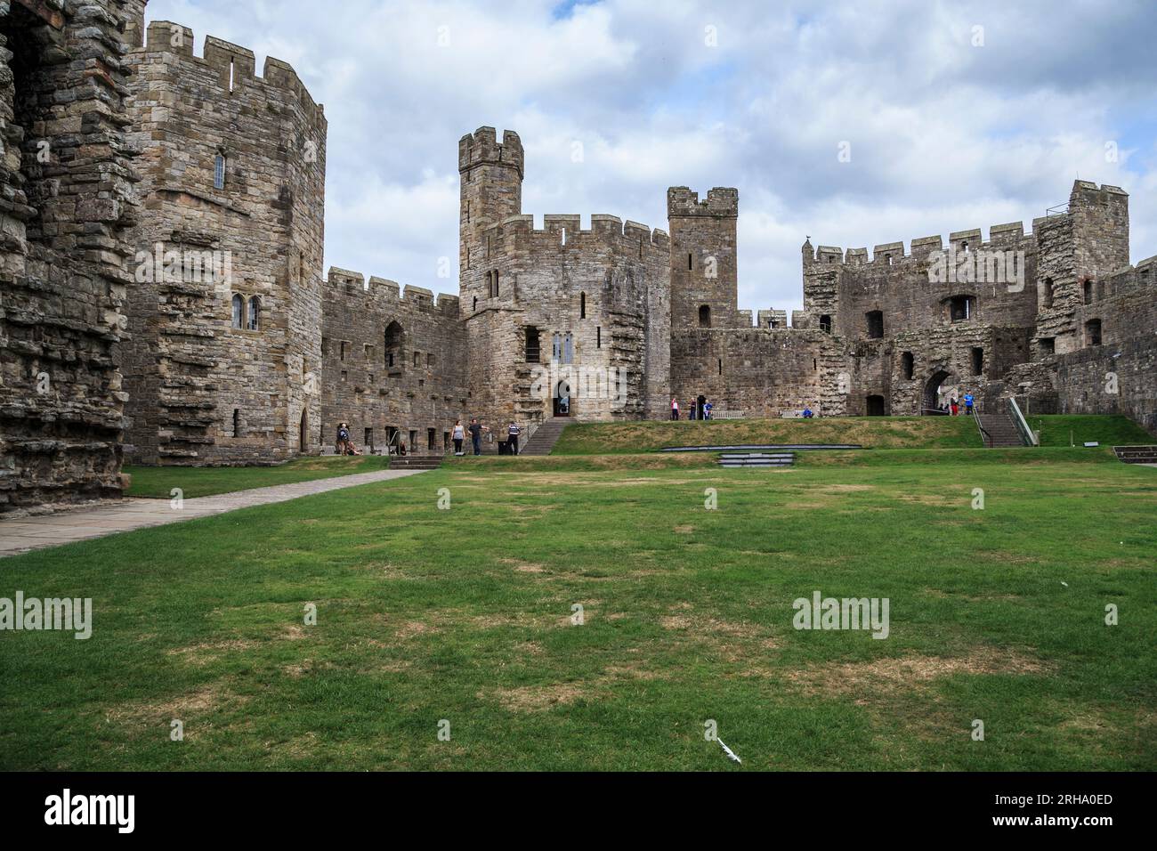 CAERNARFON, GRANDE-BRETAGNE - 14 SEPTEMBRE 2014 : c'est la cour du château de Caenarfon, Banque D'Images