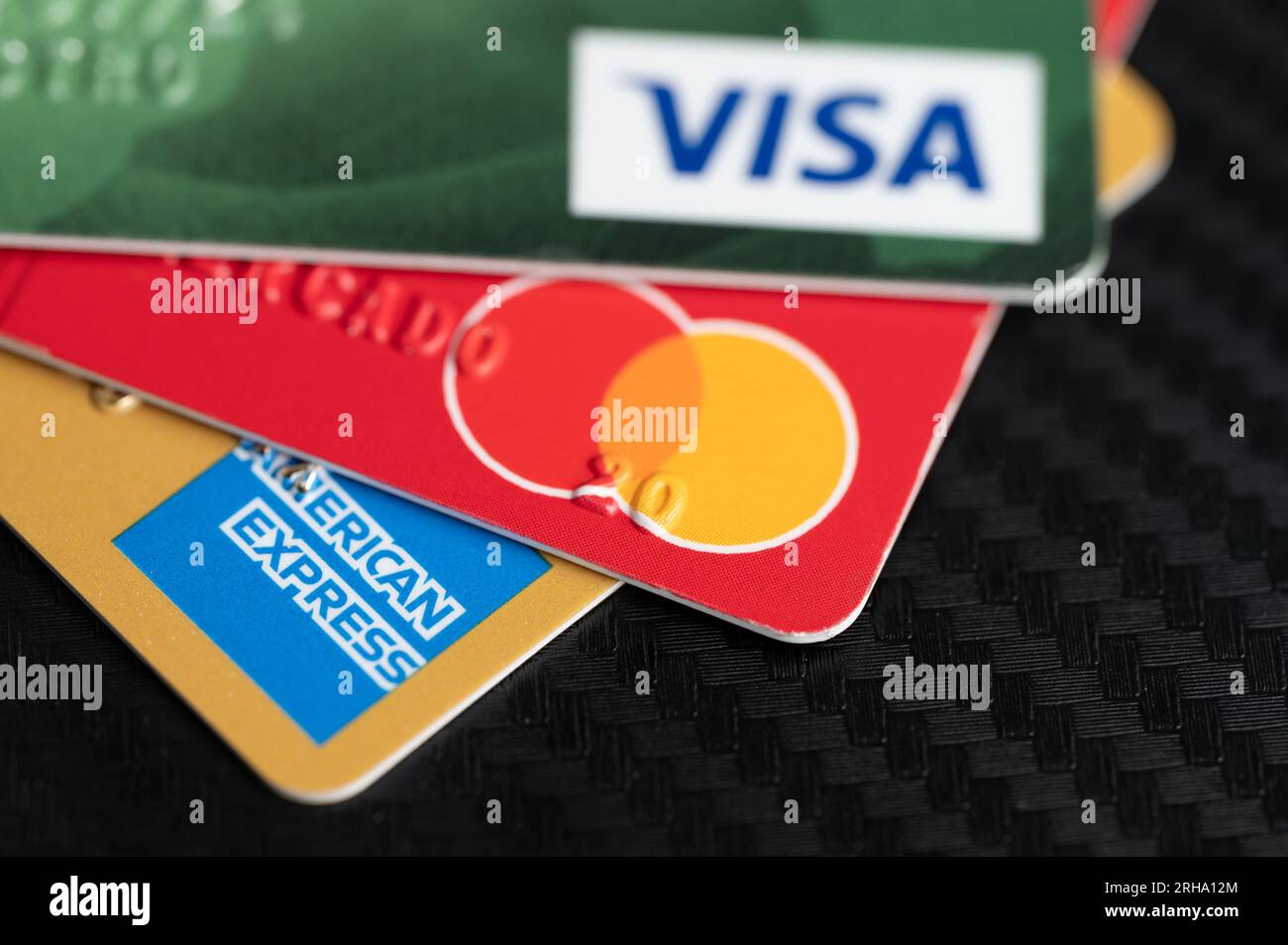 New York, USA - 2 août 2023 : variété de cartes de crédit colorées à payer dans différents systèmes vue rapprochée Banque D'Images