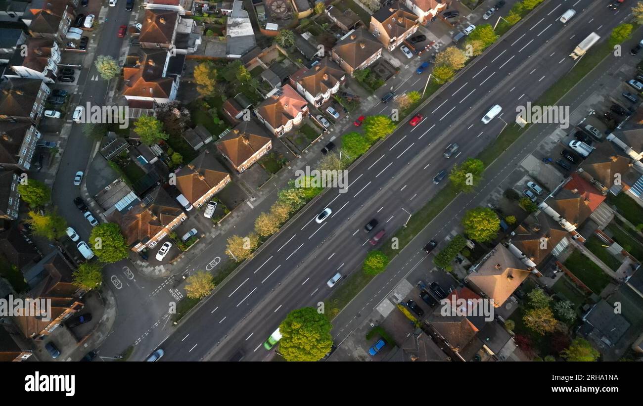 Vue aérienne de maisons neuves et anciennes sur un lotissement au Royaume-Uni prise avec DJI Mini 3 Pro en 4K. Banque D'Images