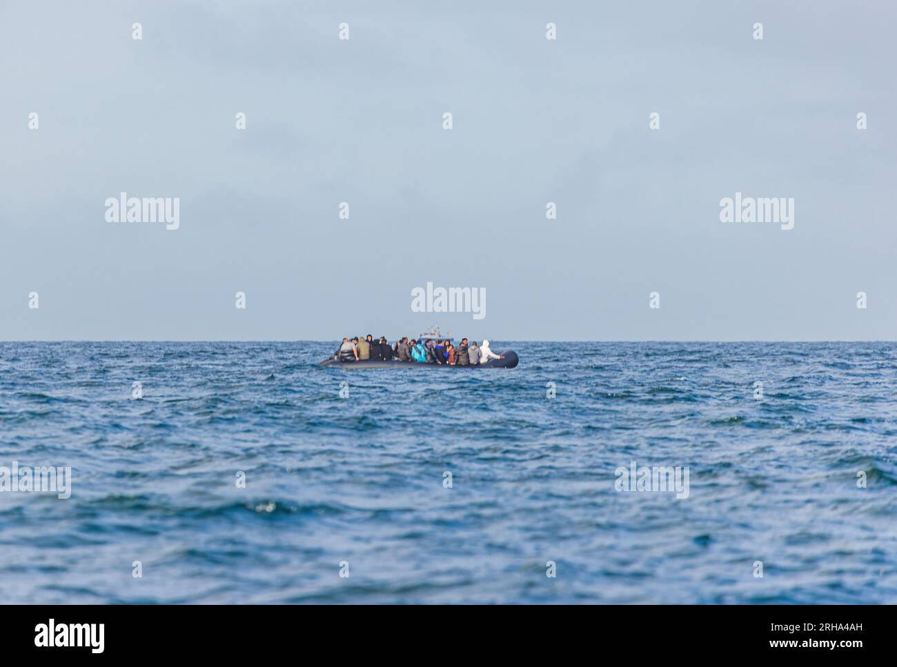 DOVER, ROYAUME-UNI, 18 JUILLET 2023. Migrants sur un bateau traversant le canal entre la france et le Royaume-Uni en direction du port de Douvres. Banque D'Images