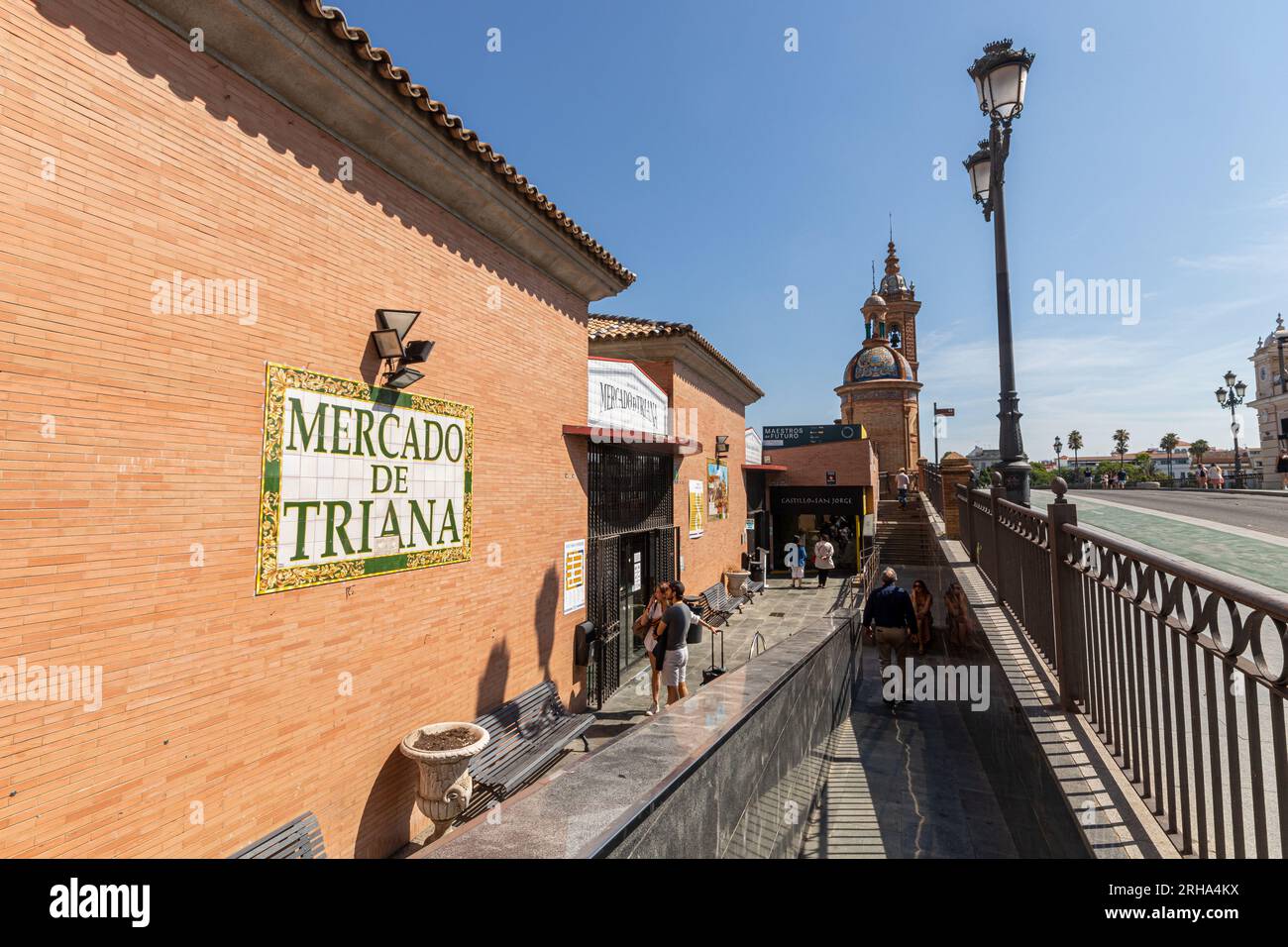 Séville, Espagne. La Capilla del Carmen (Chapelle du Carmel) et le Castillo de San Jorge (Château de Saint Georges) Banque D'Images