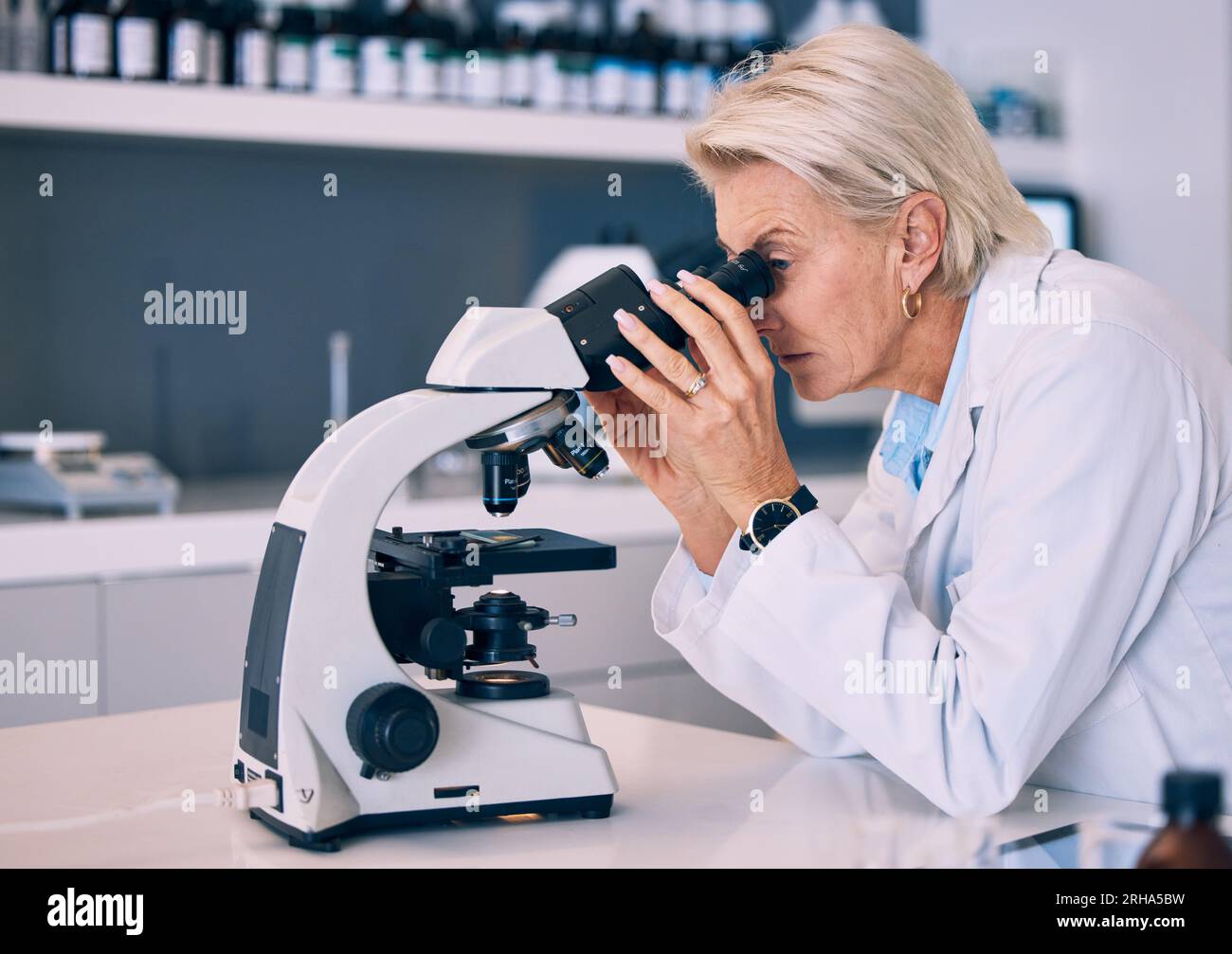 Microscope, recherche et femme scientifique dans un laboratoire à la  recherche d'analyses d'échantillons ou d'expériences en laboratoire pour un  projet médical. Science, équipement Photo Stock - Alamy