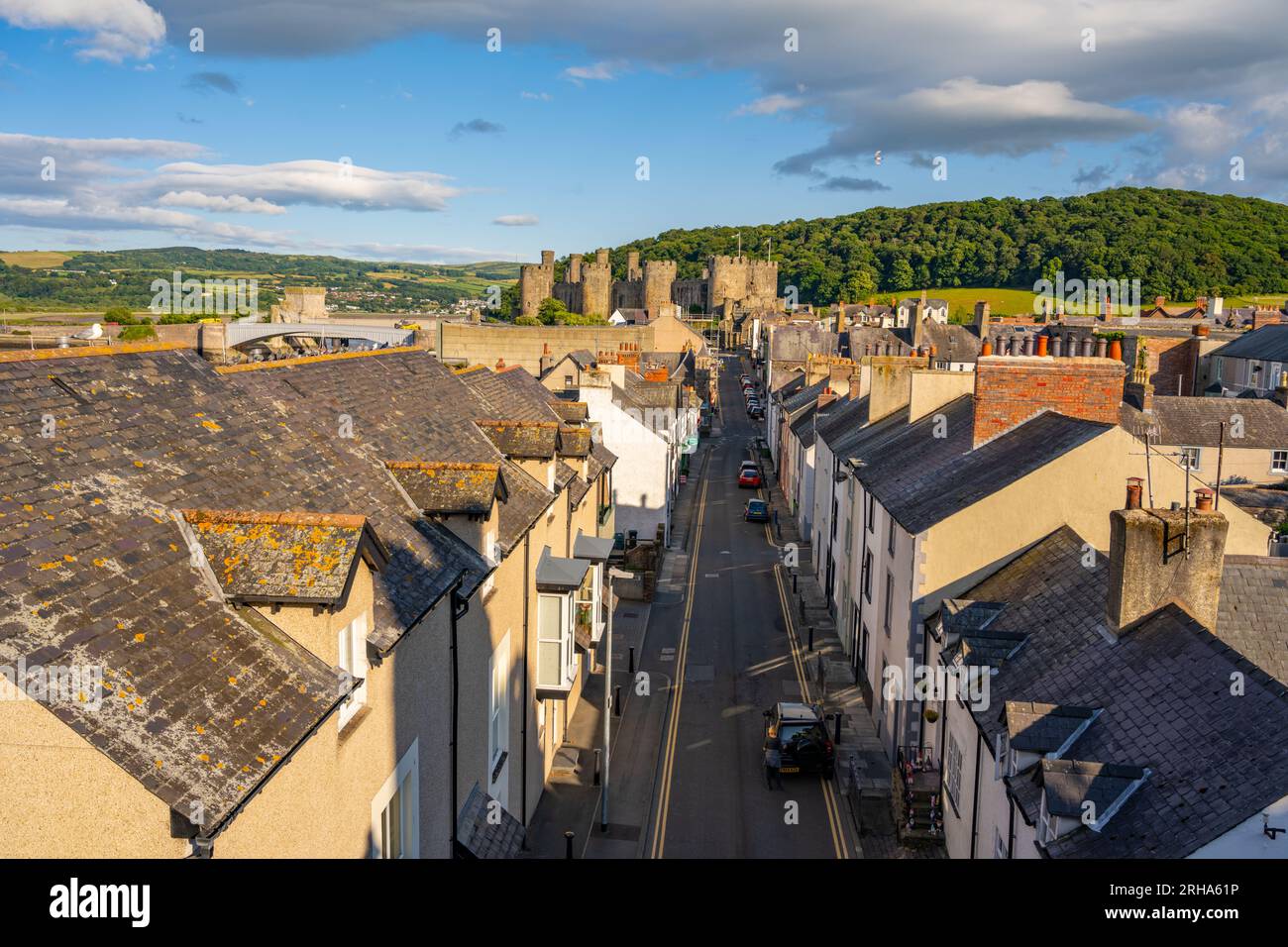 Regardant vers le bas sur la rue tBerry depuis les murs de la ville de Conwy North Wales Banque D'Images