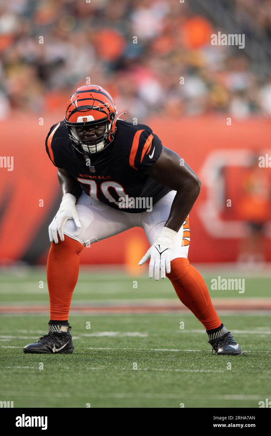 Cincinnati Bengals offensive tackle D'Ante Smith (70) lines up for the play during a preseason NFL football game against the Green Bay Packers on Friday, Aug. 11, 2023, in Cincinnati. (AP Photo/Emilee Chinn) Banque D'Images