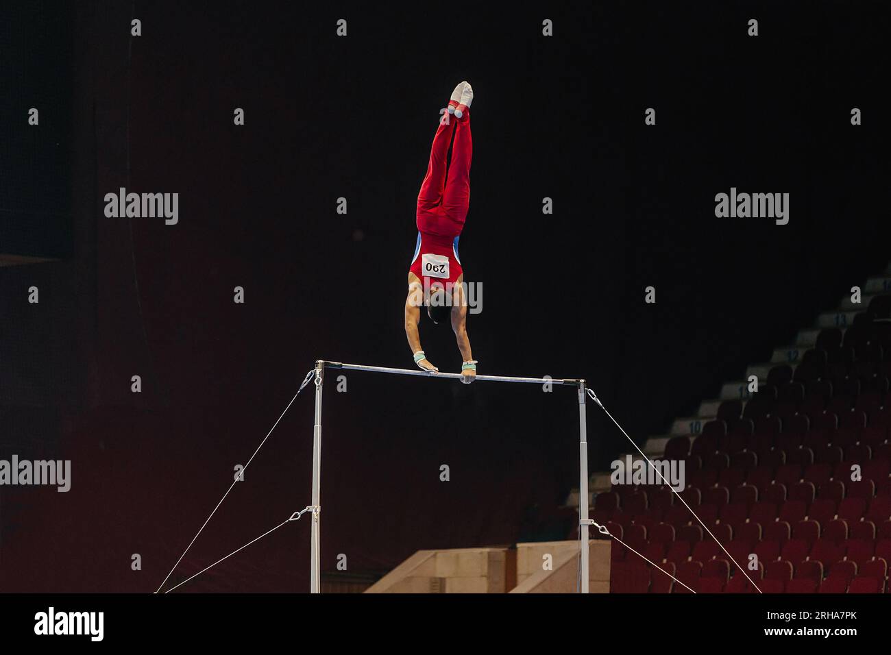 gymnastique exercice barre horizontale dans la gymnastique de championnat, élément long pendre balançoires Banque D'Images