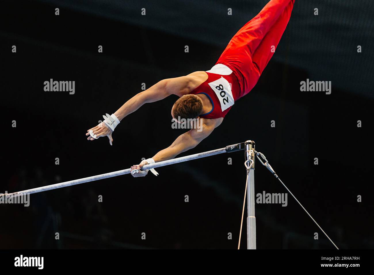 gymnaste exercice barre horizontale dans la gymnastique de championnat, élément zou li min Banque D'Images