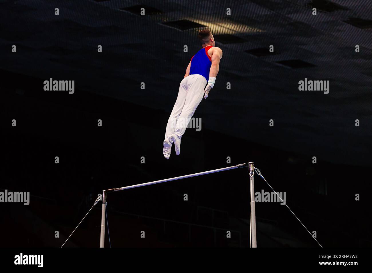 gymnastique exercice barre horizontale dans la gymnastique de championnat, concept d'homme volant Banque D'Images