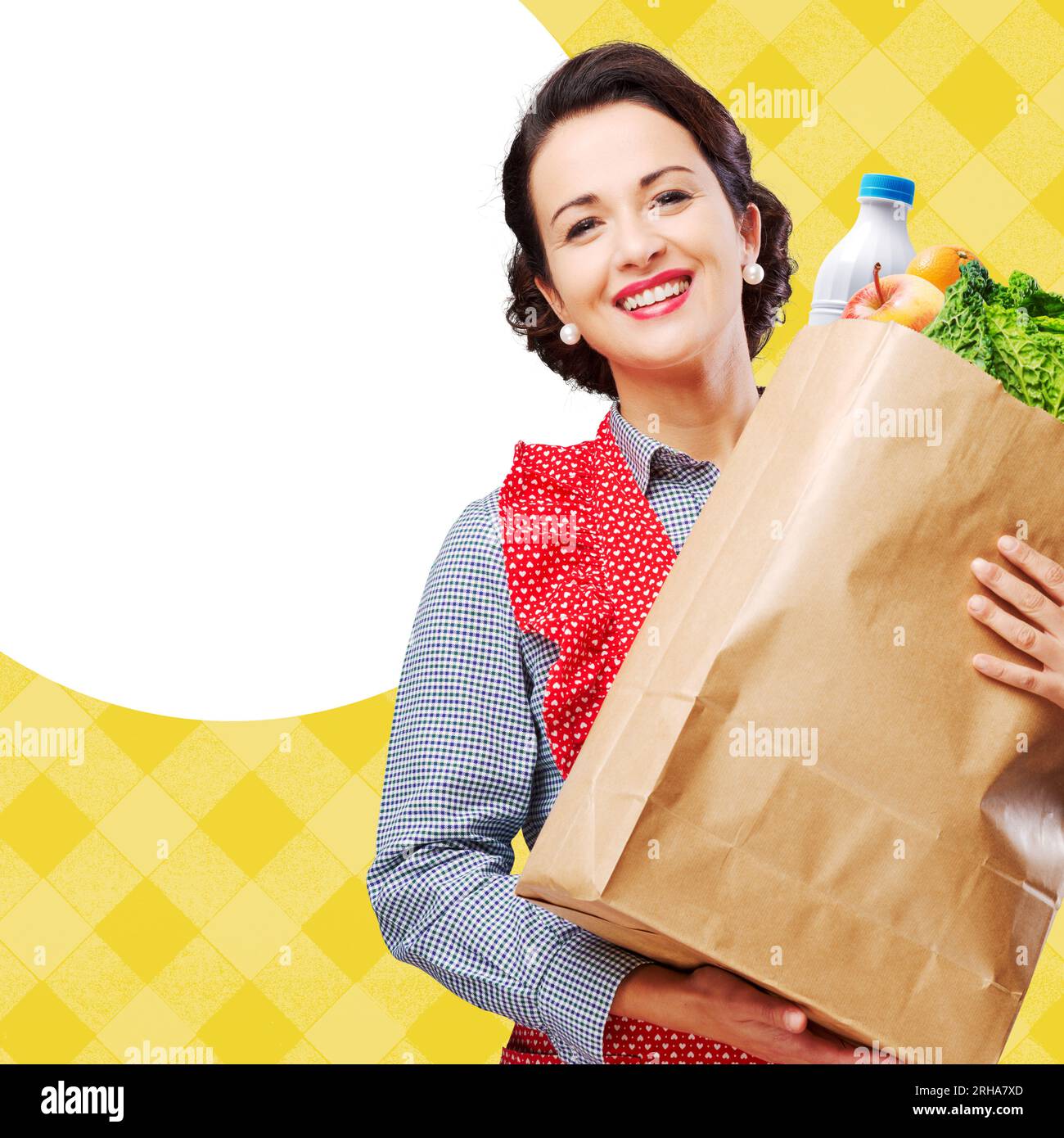 Smiling vintage femme tablier en tenant un sac de shopping. Banque D'Images