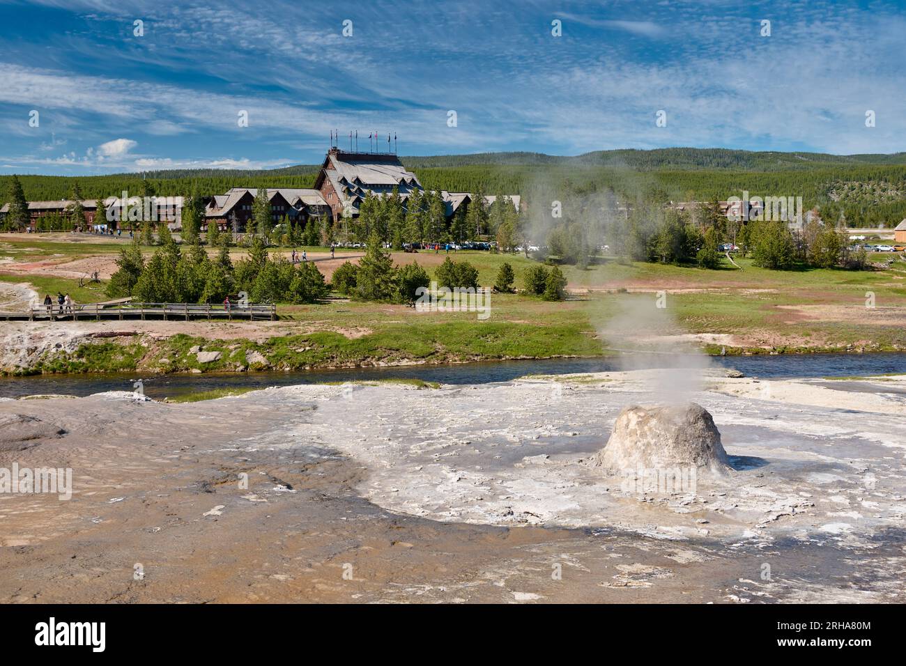 Beehive Geyser and Old Faithful Inn, Upper Geyser Basin, parc national de Yellowstone, Wyoming, États-Unis d'Amérique Banque D'Images