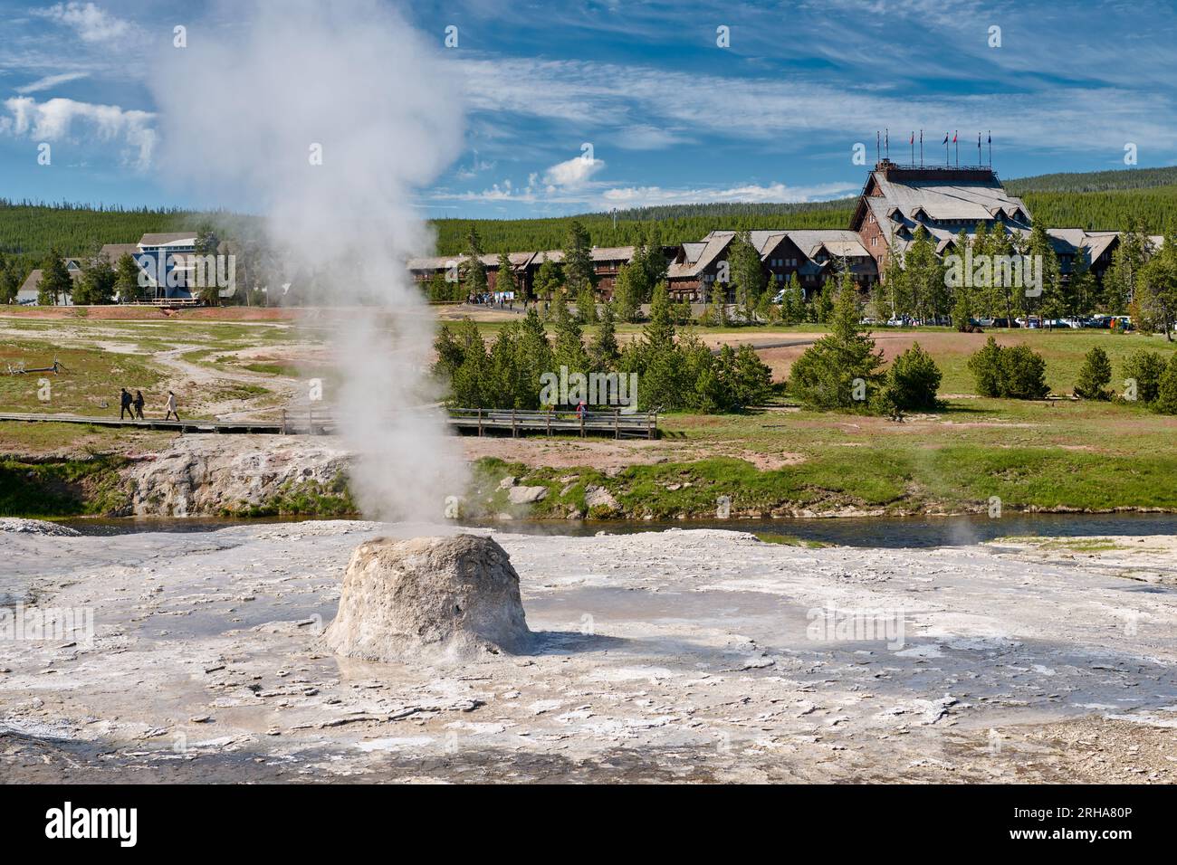 Beehive Geyser and Old Faithful Inn, Upper Geyser Basin, parc national de Yellowstone, Wyoming, États-Unis d'Amérique Banque D'Images