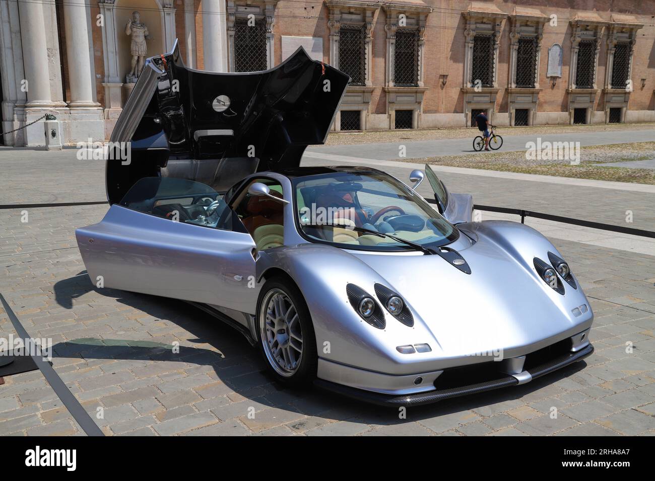 Modène, Italie, 16 juin 2023, défilé de voitures de sport Pagani et détails techniques pour le 25e anniversaire de la société Banque D'Images